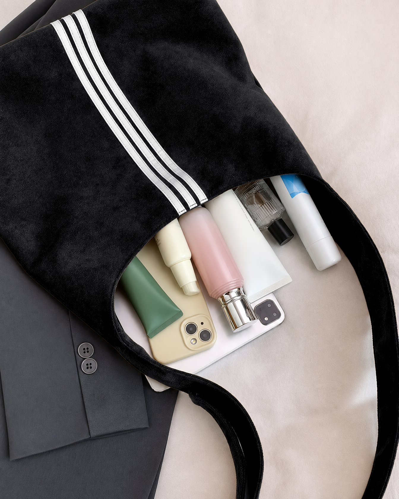 Zwarte Sorelll schoudertas met ruimte voor telefoon, cosmetica en dagelijkse essentials